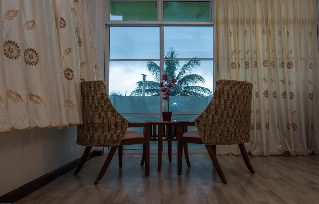 Rivers Beach & Spa Hulhumalé Buitenkant foto